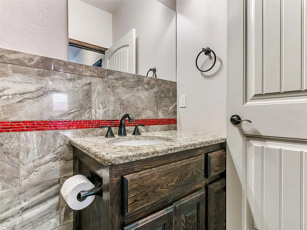 Photo 32 — 613 SW 7th St, Moore, OK 73160