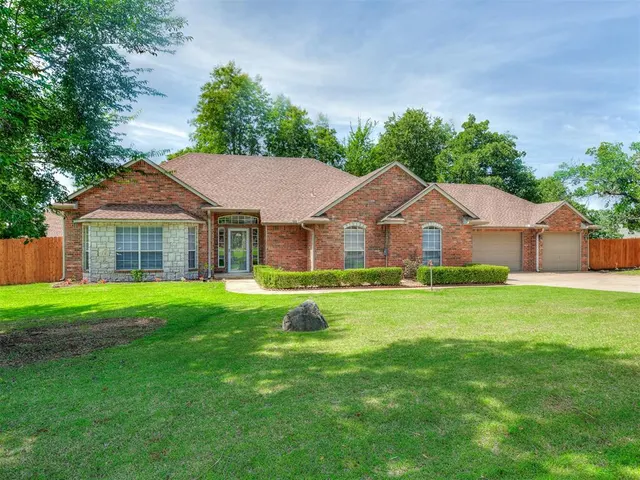 Photo 2 — 4445 Oak Hill, Guthrie, OK 73044