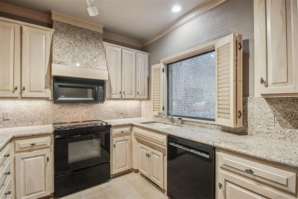 Photo 21 — 4106 Coletta Drive 4, Oklahoma City, OK 73120