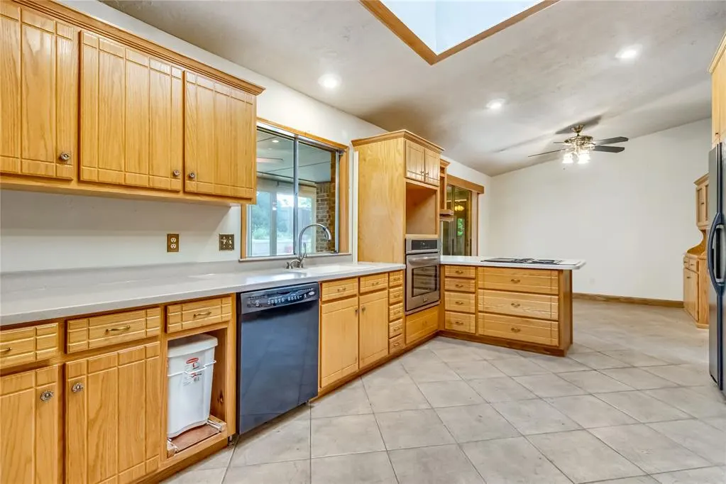 Photo 10 — 1500 Summerton Place, Yukon, OK 73099