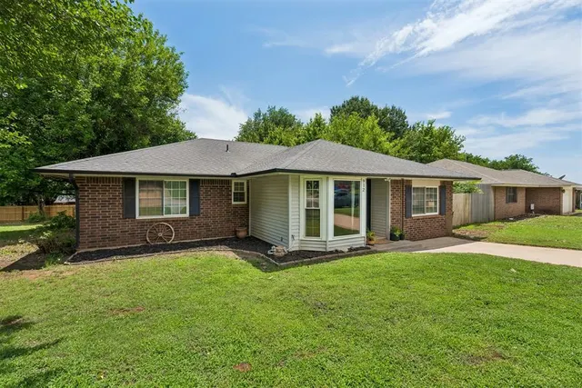 Photo 2 — 912 Mockingbird Lane, Purcell, OK 73080
