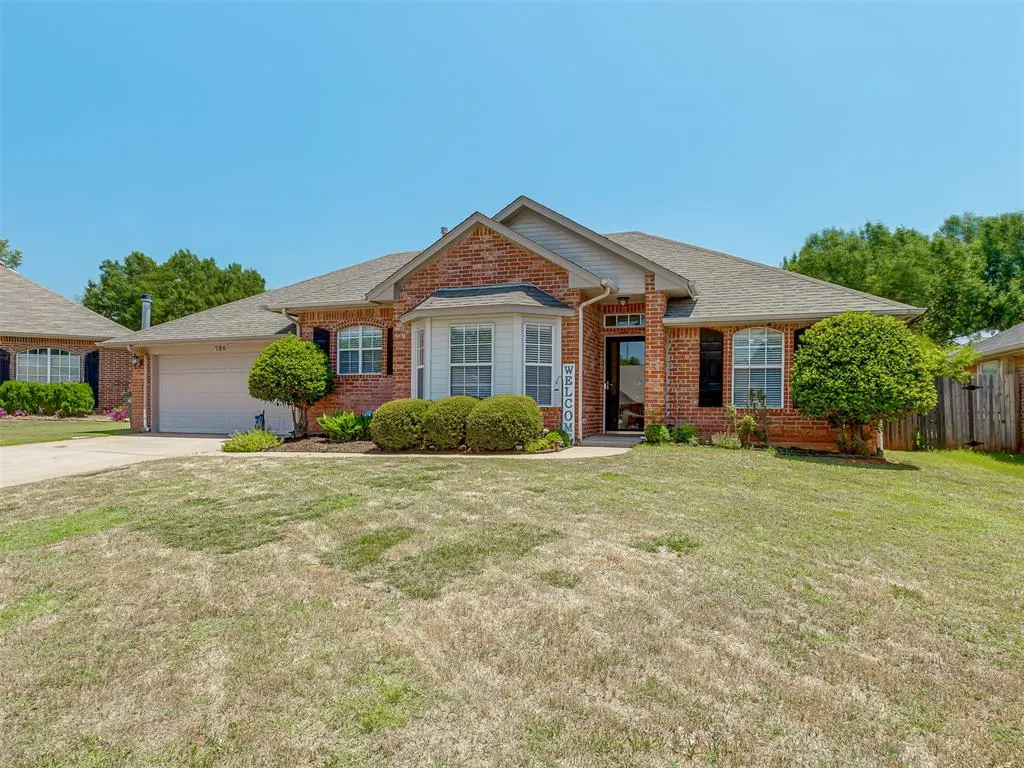 Photo 2 — 700 Taber Lane, Edmond, OK 73003