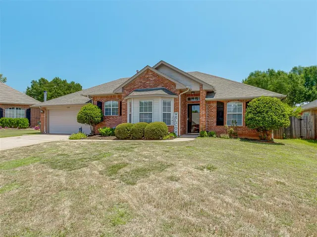 Photo 2 — 700 Taber Lane, Edmond, OK 73003