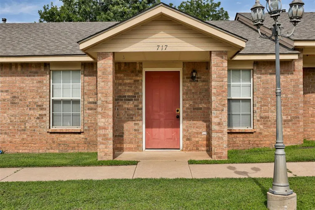 Photo 4 — 713 S Locust Street 713-725, Guthrie, OK 73044
