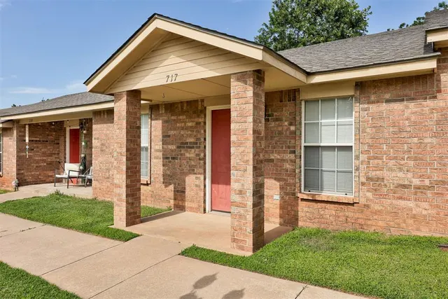 Photo 5 — 713 S Locust Street 713-725, Guthrie, OK 73044
