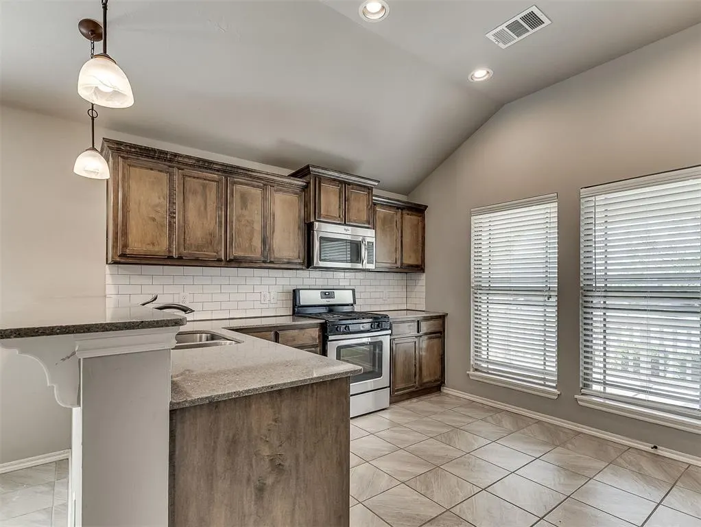 Photo 17 — 13233 SW 3rd Street, Yukon, OK 73099