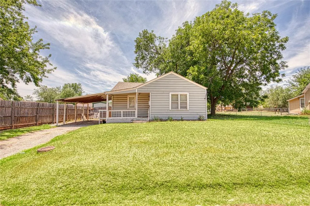 Front exterior — 1204 W B Avenue, Elk City, OK 73644