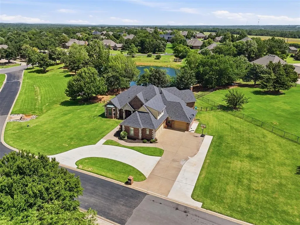 Photo 2 — 8321 Venezia Lane, Edmond, OK 73034