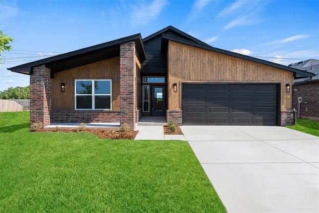 Photo 2 — 1313 SW 157th Street, Moore, OK 73170
