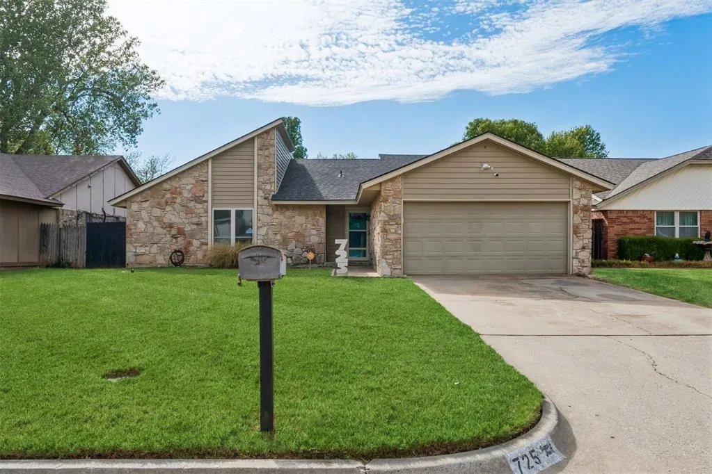 Front exterior — 725 Westridge Court, Yukon, OK 73099