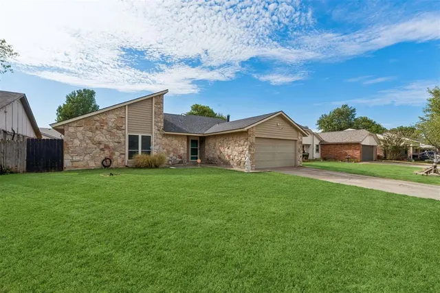 Photo 2 — 725 Westridge Court, Yukon, OK 73099