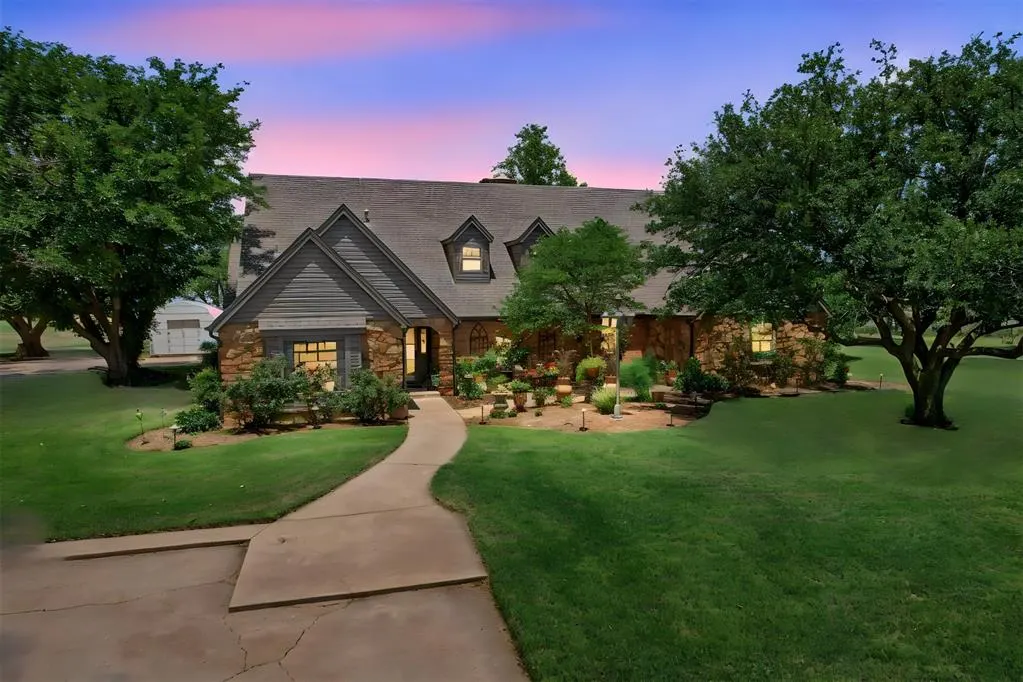 Front exterior — 124 N Lee Street, Hollis, OK 73550