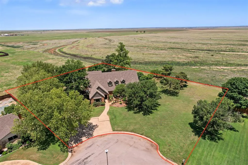 Photo 2 — 124 N Lee Street, Hollis, OK 73550