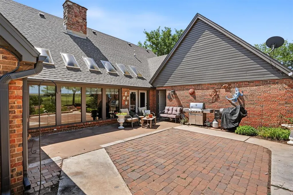 Photo 4 — 124 N Lee Street, Hollis, OK 73550
