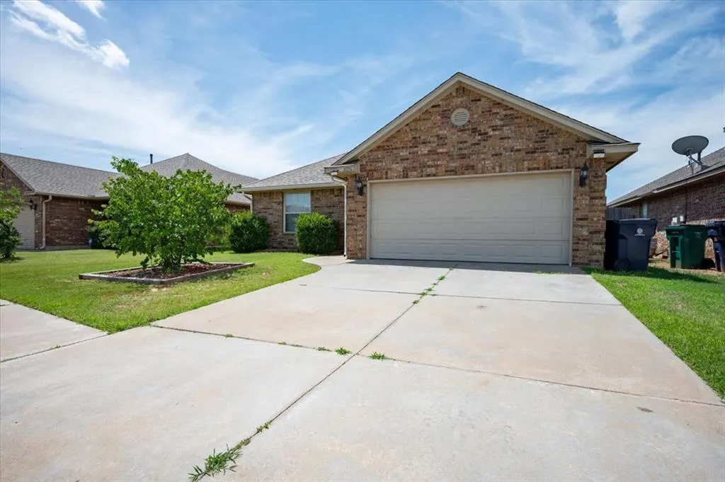 Front exterior — 10716 SW 33rd Terrace, Yukon, OK 73099