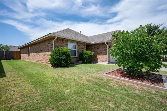 Photo 2 — 10716 SW 33rd Terrace, Yukon, OK 73099
