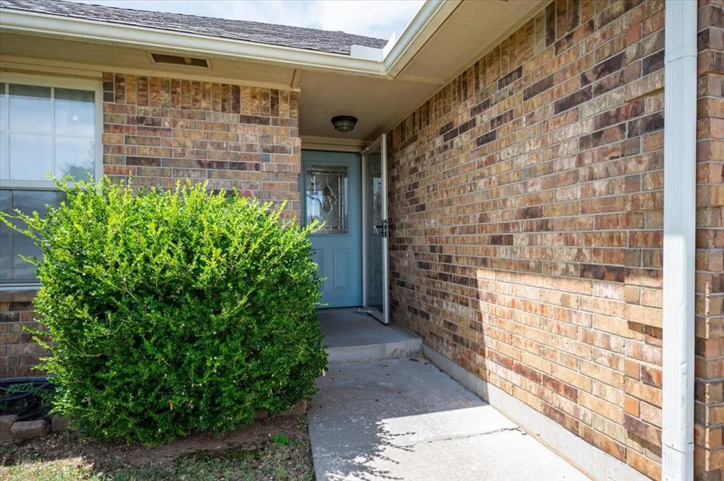 Photo 3 — 10716 SW 33rd Terrace, Yukon, OK 73099