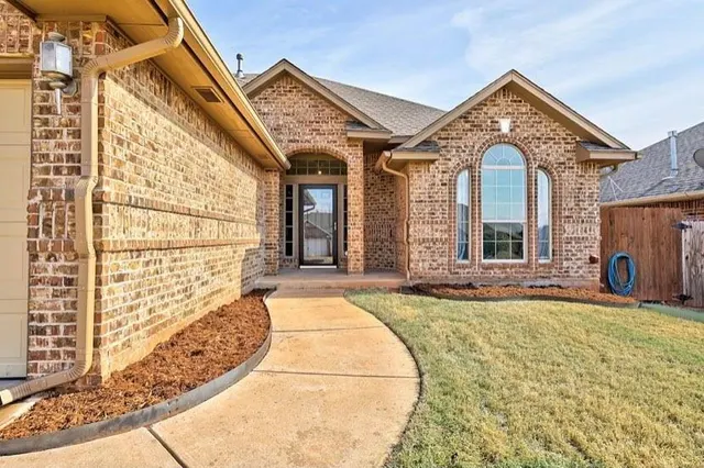 Photo 2 — 516 Allison Lane, Moore, OK 73160
