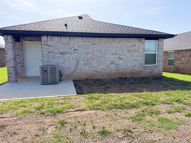 Photo 2 — 828 Elm Street, Seminole, OK 74868