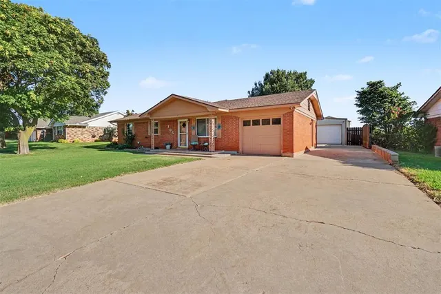 Photo 4 — 105 W Maple Street, Cordell, OK 73632