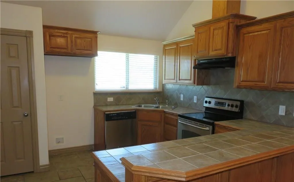 Photo 4 — 1801 Mead Lane, Moore, OK 73170