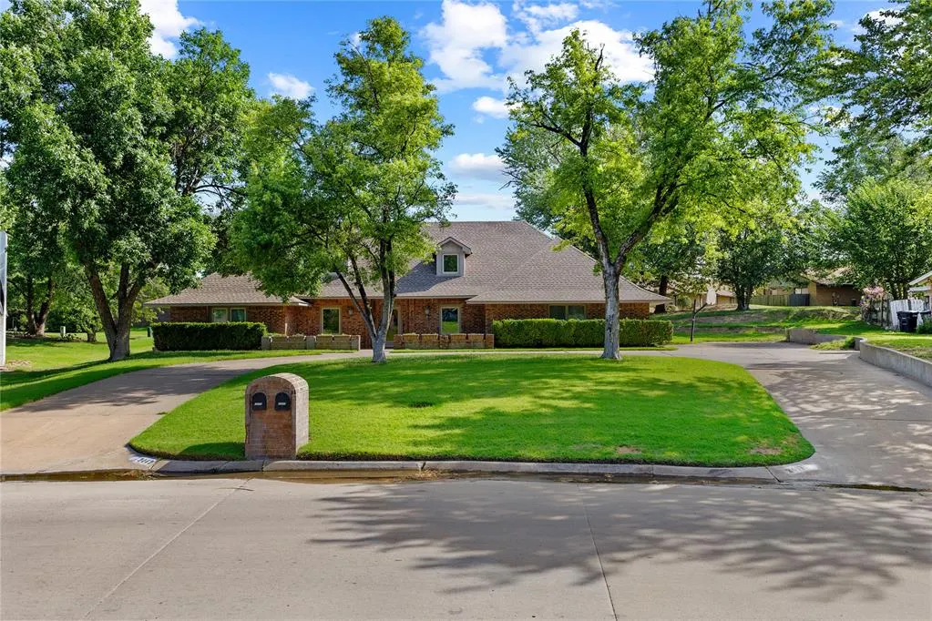 Photo 2 — 2442 Edgewood Drive, Enid, OK 73703