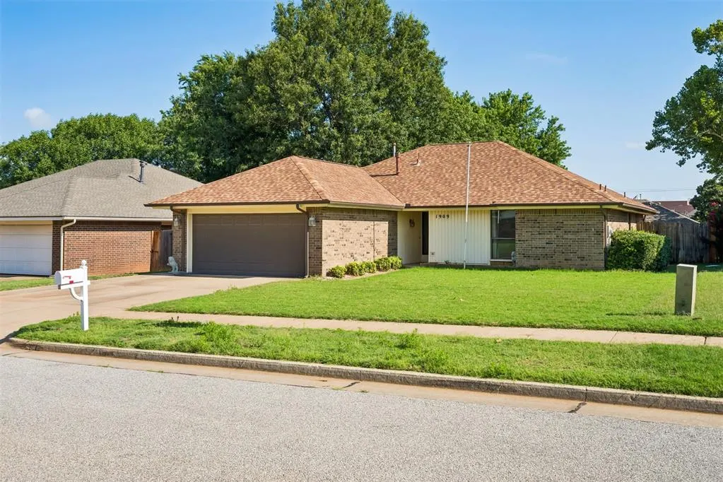 Front exterior — 1909 Fountain View, Edmond, OK 73013