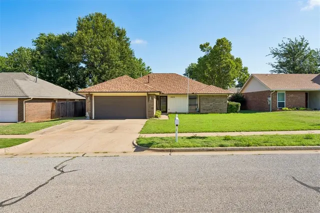 Photo 2 — 1909 Fountain View, Edmond, OK 73013