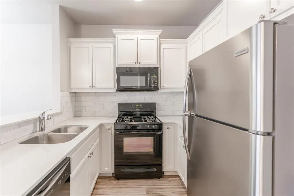 Photo 14 — 779 SW 14th Street, Moore, OK 73160