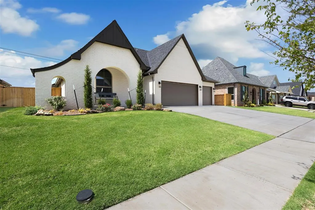 Photo 2 — 12801 Cobblestone Curve Road, Oklahoma City, OK 73142