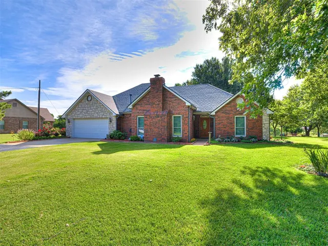 Photo 4 — 517 S 10th Avenue, Stroud, OK 74079