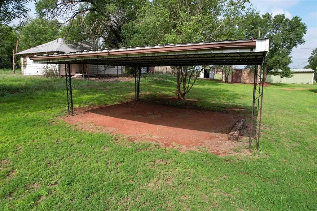 Photo 9 — 1113 N 7th Street, Sayre, OK 73662