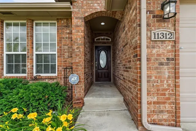 Photo 2 — 11312 NW 121st Place, Yukon, OK 73099