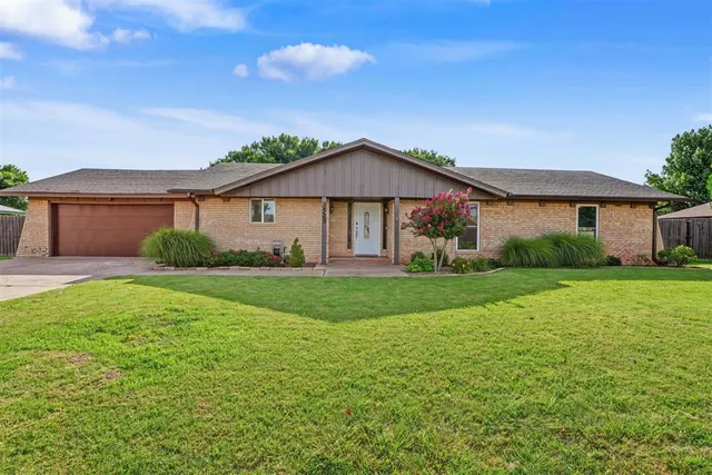 Photo 2 — 3525 W Trail Drive, Altus, OK 73521