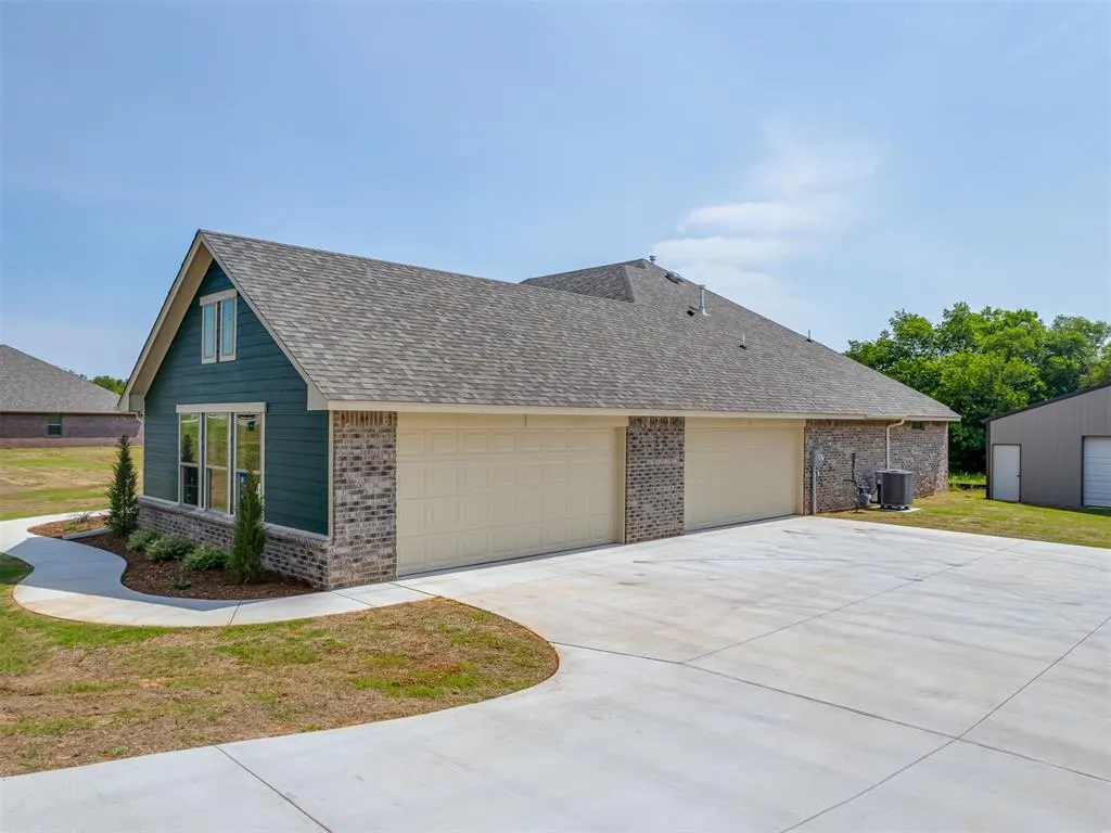 Photo 2 — 10200 Gentry Crossing, Oklahoma City, OK 73169