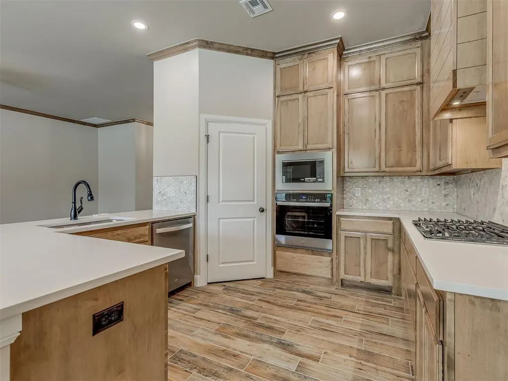 Photo 10 — 10016 Gentry Crossing, Oklahoma City, OK 73169