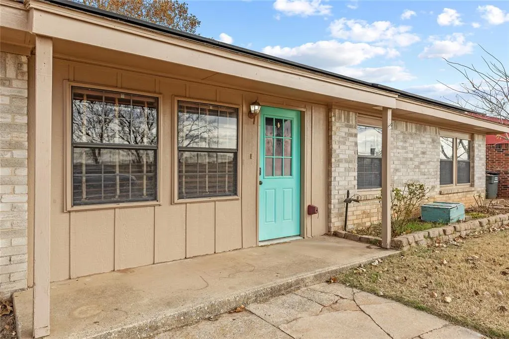 Photo 2 — 621 S 28th Street, Clinton, OK 73601