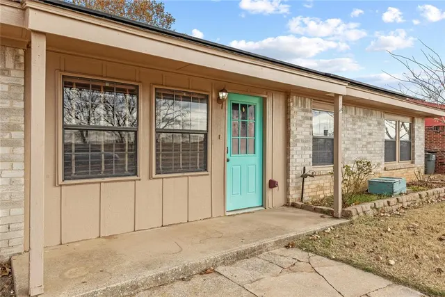Photo 2 — 621 S 28th Street, Clinton, OK 73601
