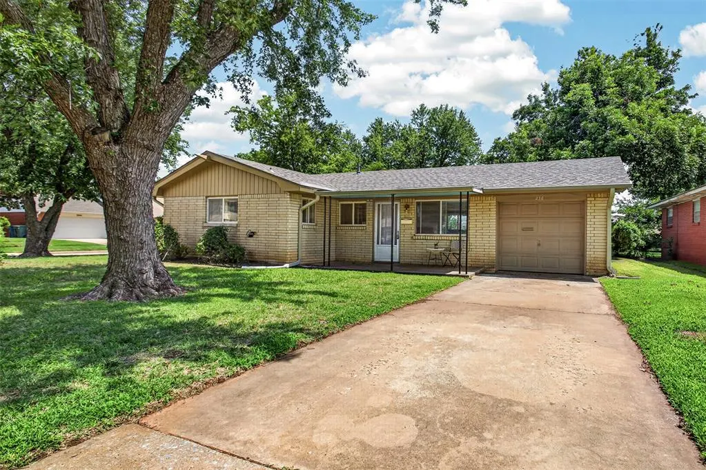 Front exterior — 236 Southern Place, Edmond, OK 73013