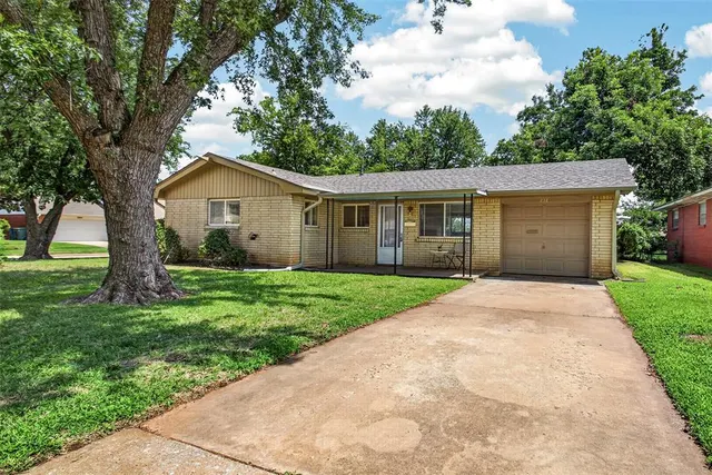 Front exterior — 236 Southern Place, Edmond, OK 73013