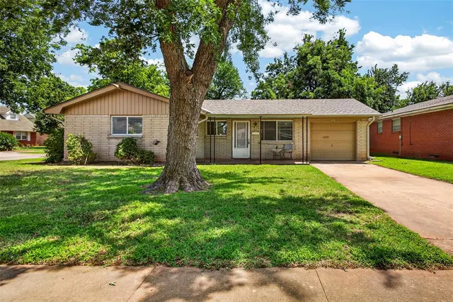 Photo 2 — 236 Southern Place, Edmond, OK 73013