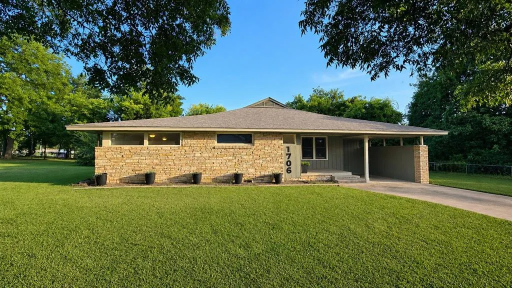 Front exterior — 1706 Broadway Place, Ardmore, OK 73401
