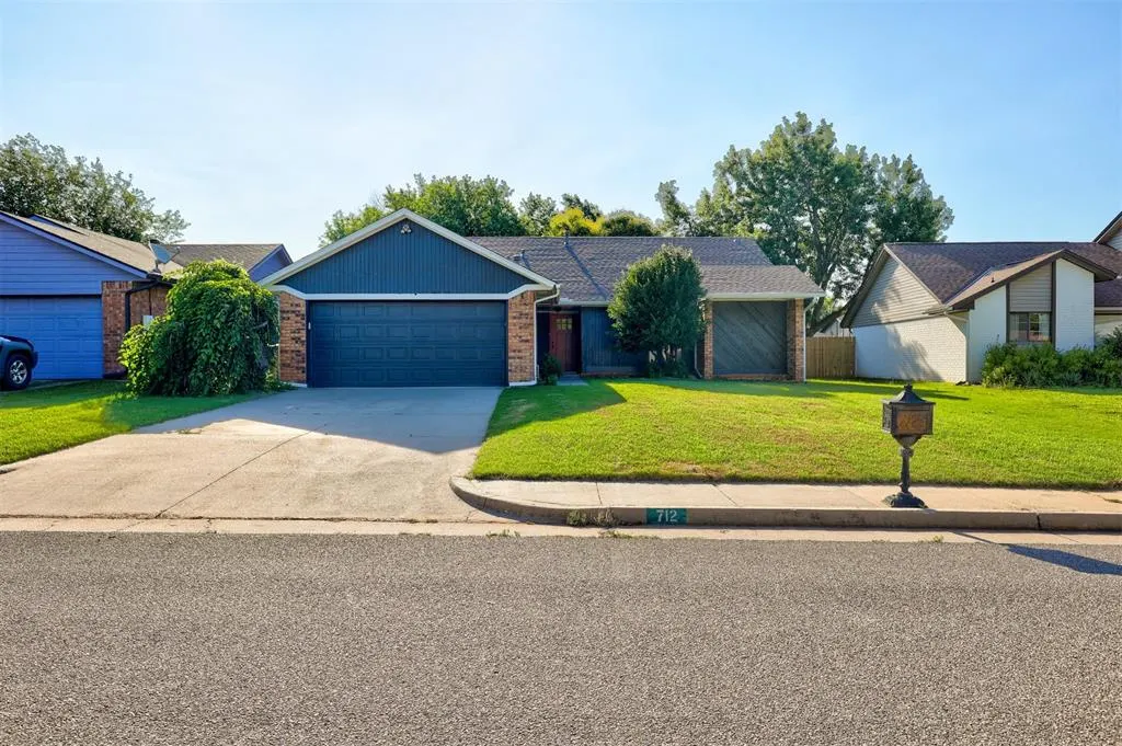 Front exterior — 712 Pintail Place, Edmond, OK 73003