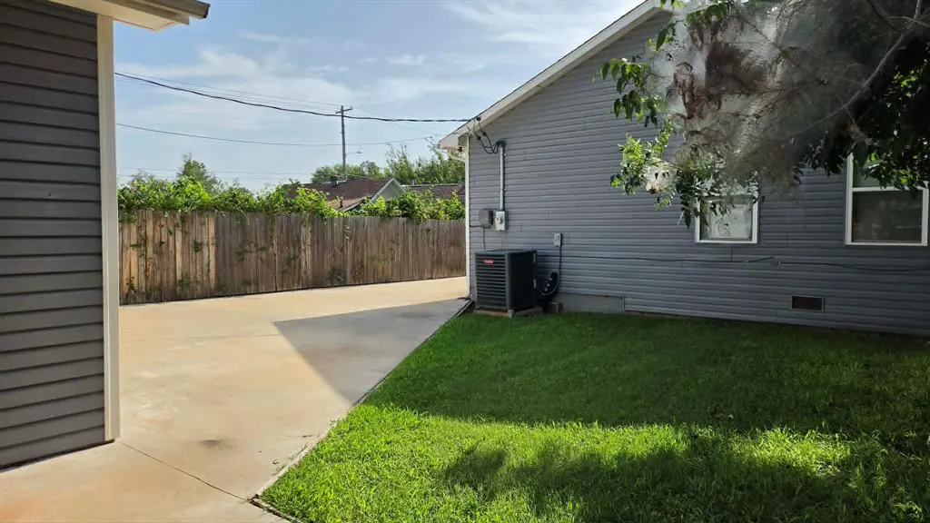 Photo 11 — 719 N Broad Avenue, Guthrie, OK 73044