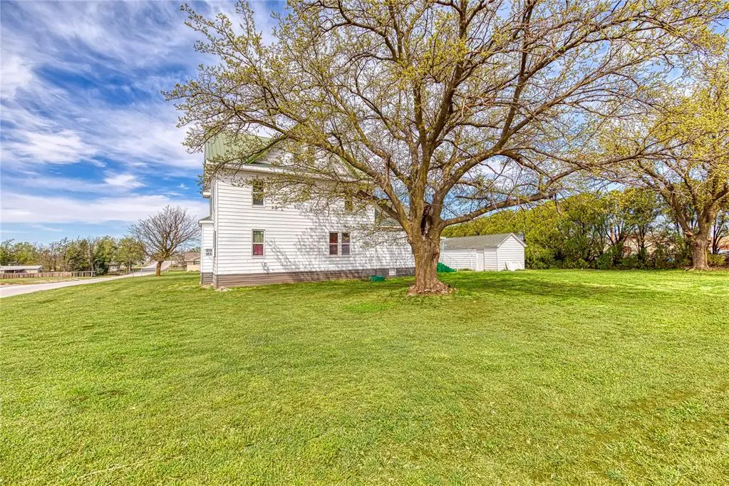 Photo 3 — 521 S Evans Avenue, Leedey, OK 73654