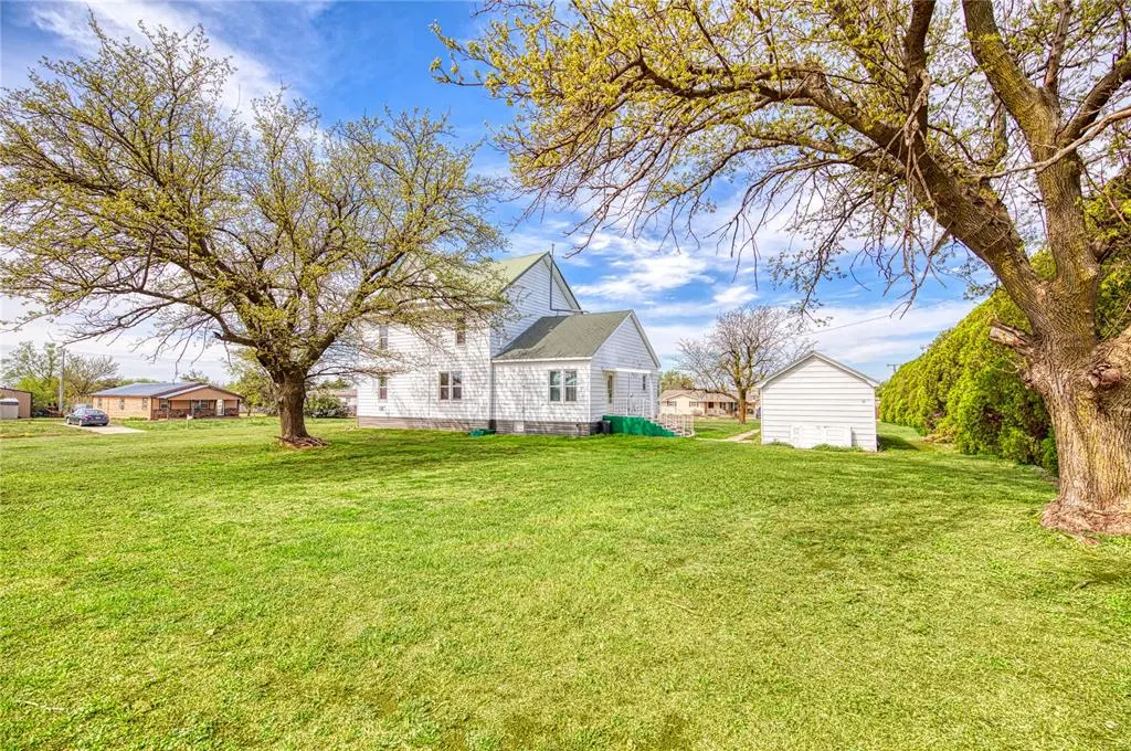 Photo 2 — 521 S Evans Avenue, Leedey, OK 73654