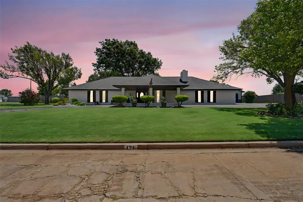 Photo 3 — 121 W Tahoe Drive, Cordell, OK 73632