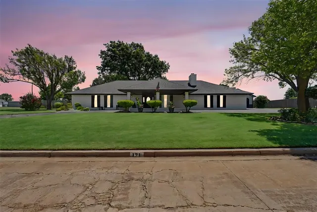 Photo 3 — 121 W Tahoe Drive, Cordell, OK 73632