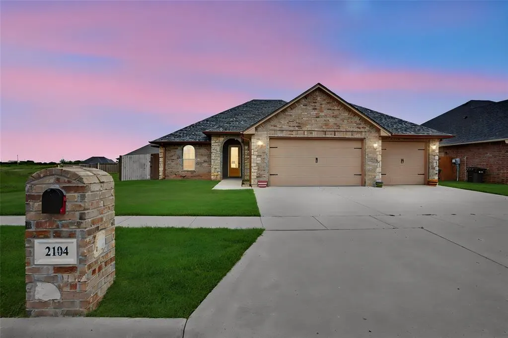 Photo 4 — 2104 Buffalo Lane, Altus, OK 73521