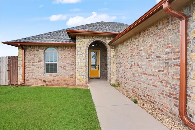 Photo 5 — 2104 Buffalo Lane, Altus, OK 73521